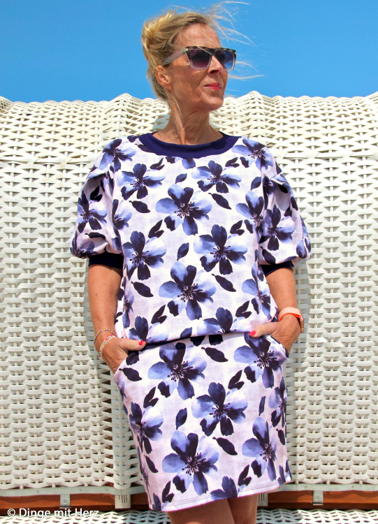 Sommersweat - French Terry - große Blumen - blau - weiss