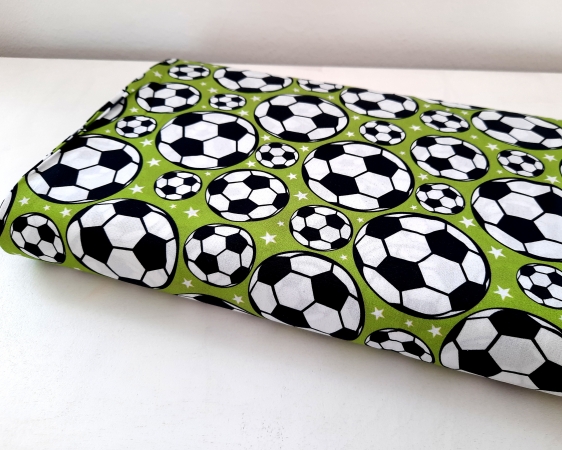 Baumwollstoff - Kim - Fußbälle - grün